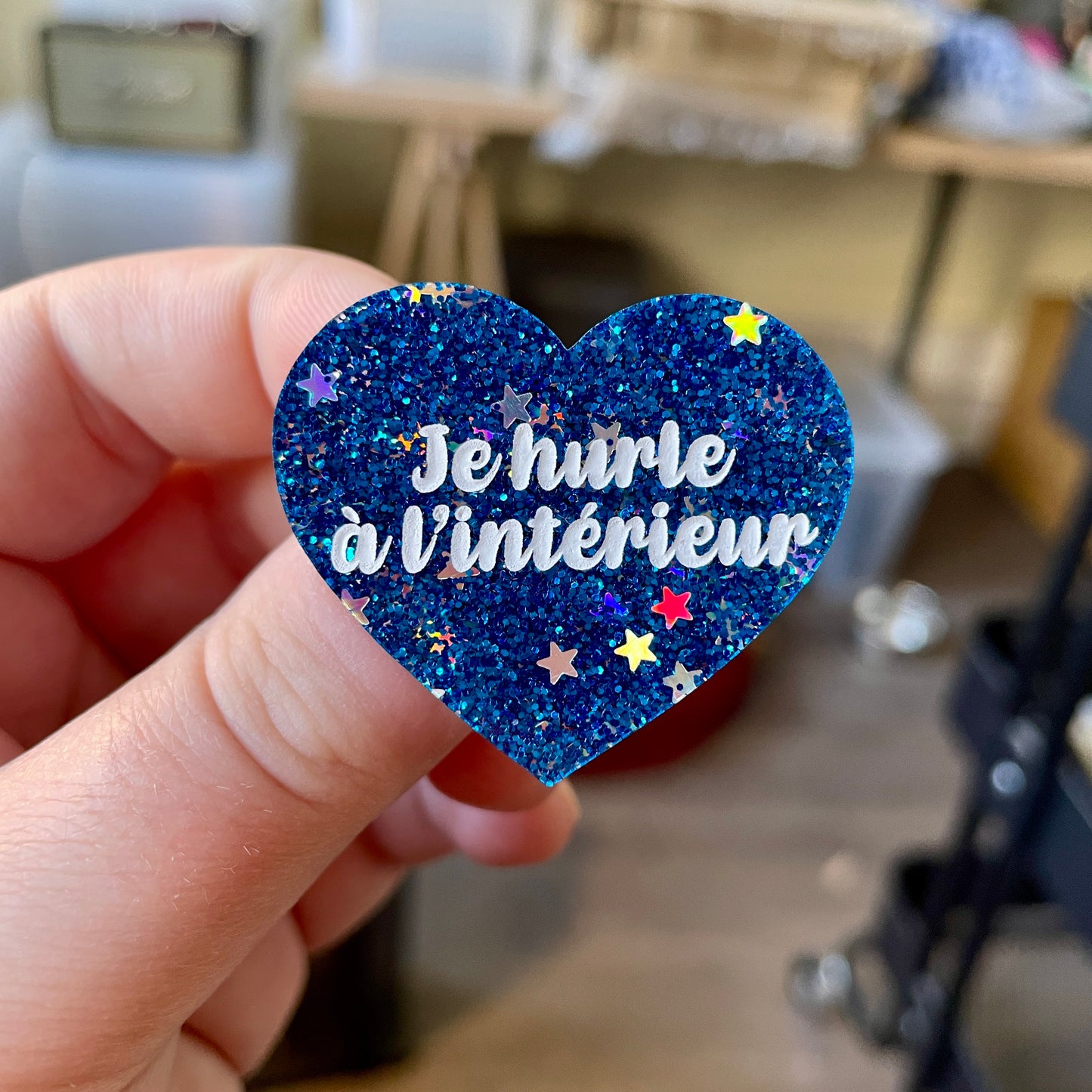 Broche "Je hurle à l'intérieur" en acrylique à paillettes bleues avec des étoiles