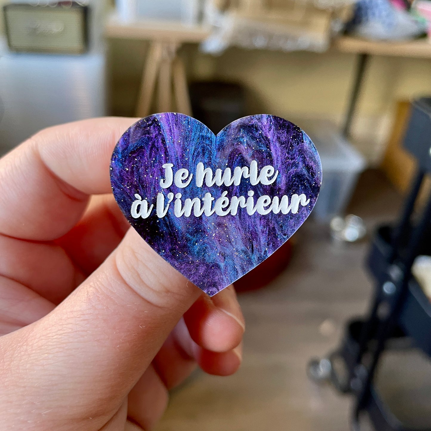 Broche "Je hurle à l'intérieur" en acrylique marbrée bleue, noire et violette à paillettes