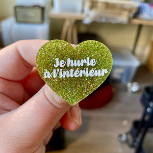 Broche "Je hurle à l'intérieur" en acrylique à paillettes vertes