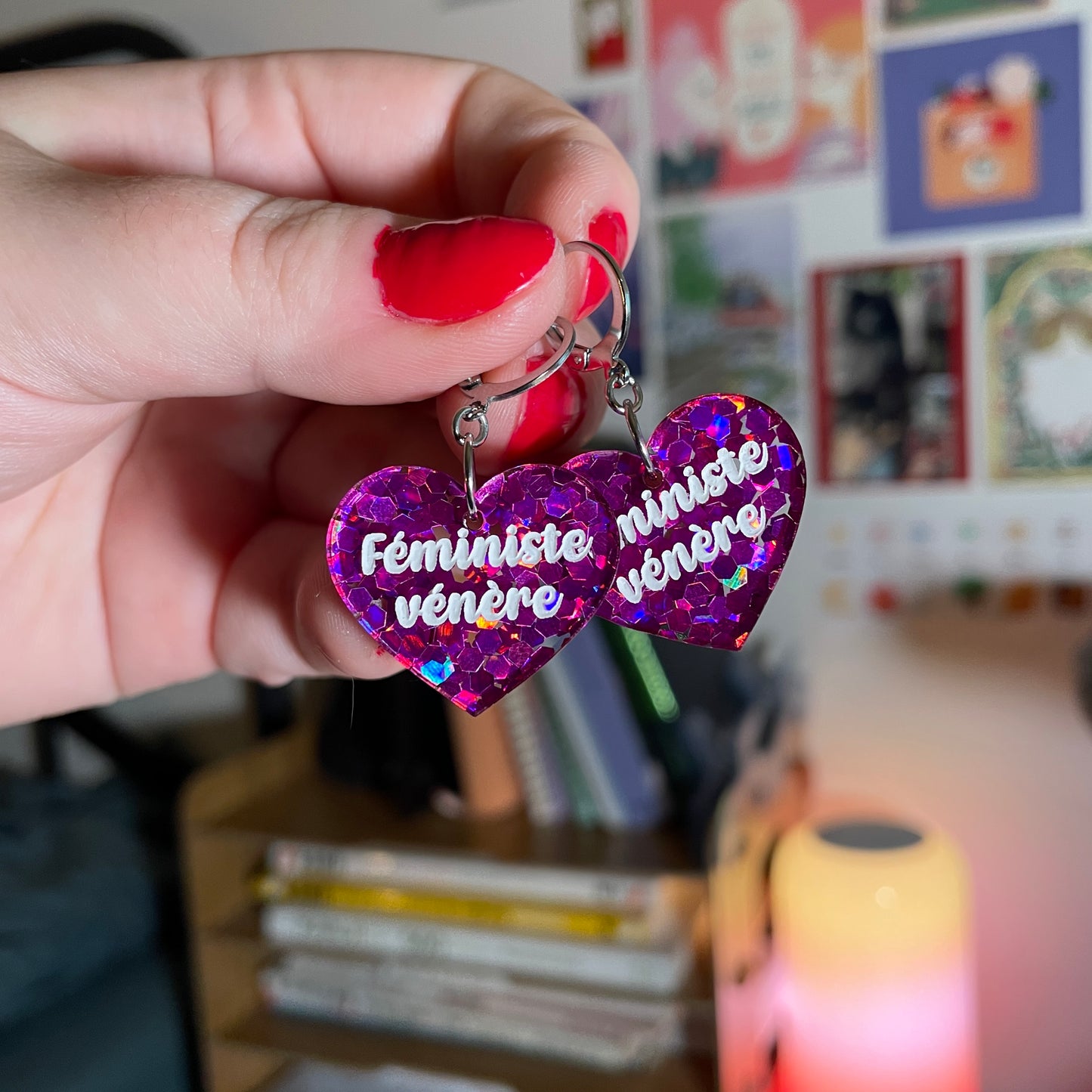 Petites boucles d'oreilles coeurs pendantes "Féministe vénère" en acrylique semi transparente avec des confettis fuchsia