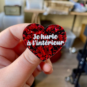Broche "Je hurle à l'intérieur" en acrylique noire avec des éclats de confettis rouges