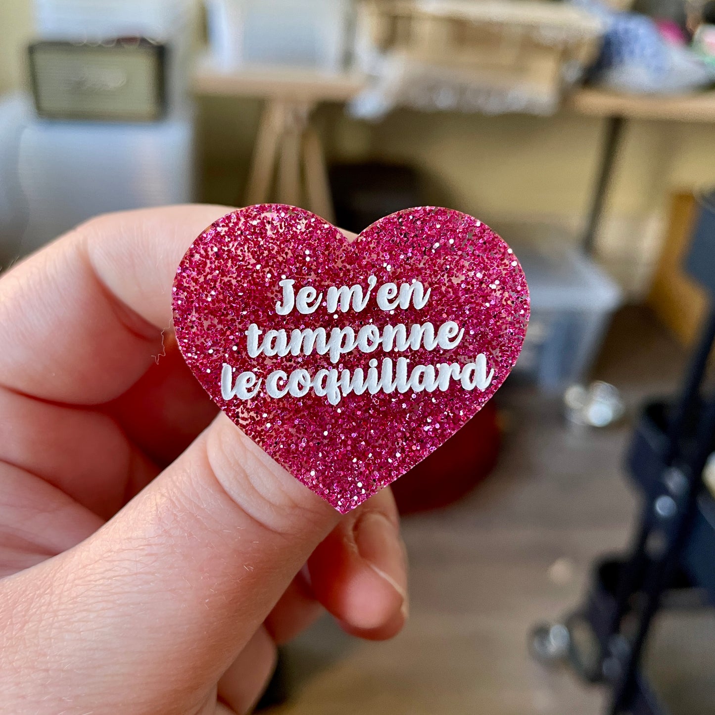 Broche "Je m'en tamponne le coquillard" en acrylique à paillettes magenta