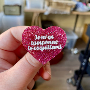 Broche "Je m'en tamponne le coquillard" en acrylique à paillettes magenta