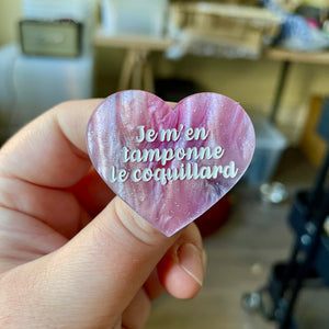 Broche "Je m'en tamponne le coquillard" en acrylique marbrée rose et blanche à paillettes