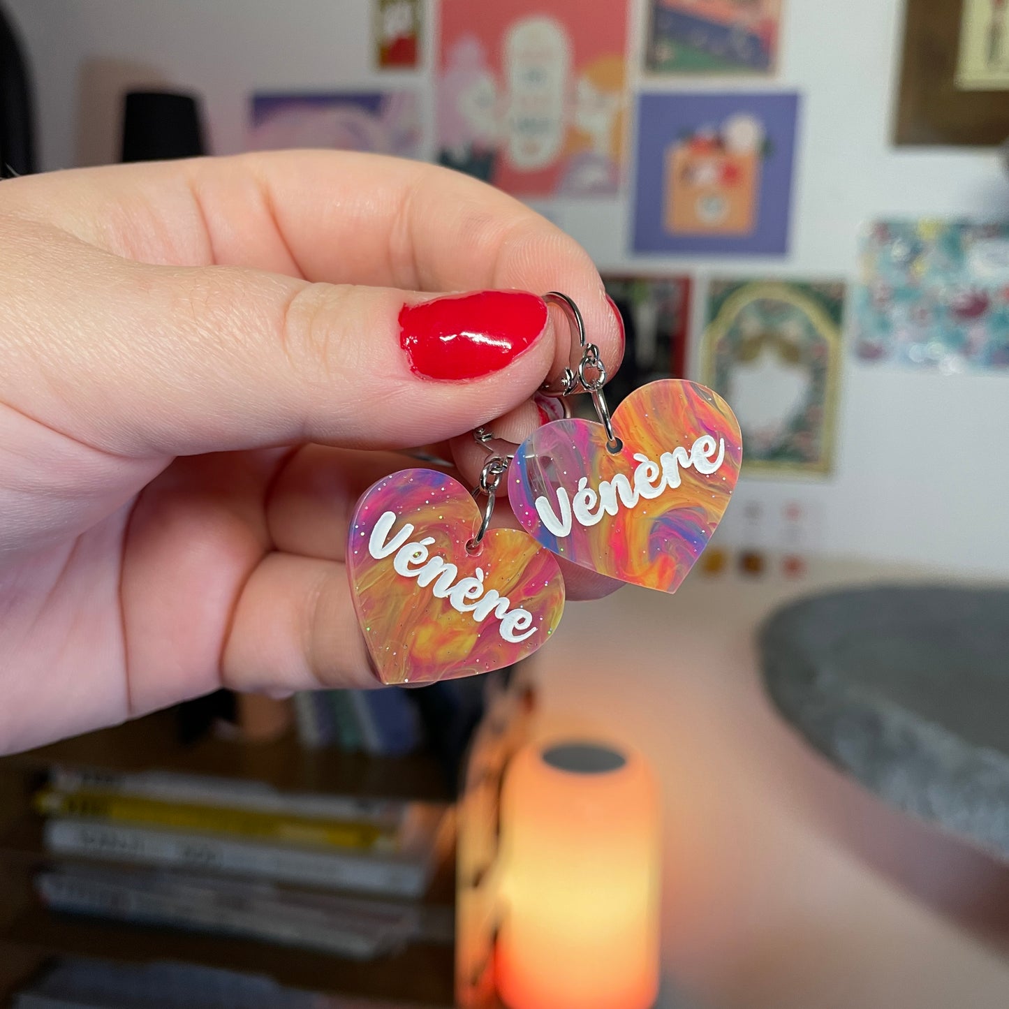 Petites boucles d'oreilles coeurs pendantes "Vénère" en acrylique semi transparente marbrée multicolore