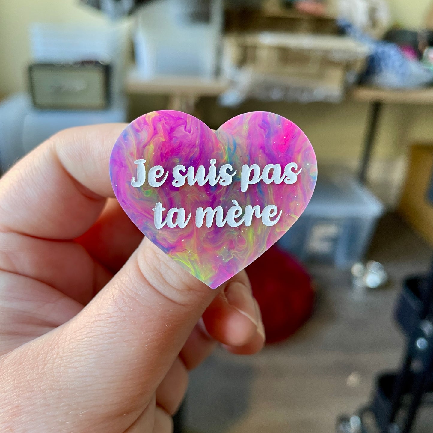 Broche "Je suis pas ta mère" en acrylique marbrée multicolore