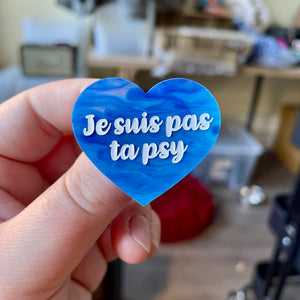 Broche "Je suis pas ta psy" en acrylique semi-transparente marbrée bleue