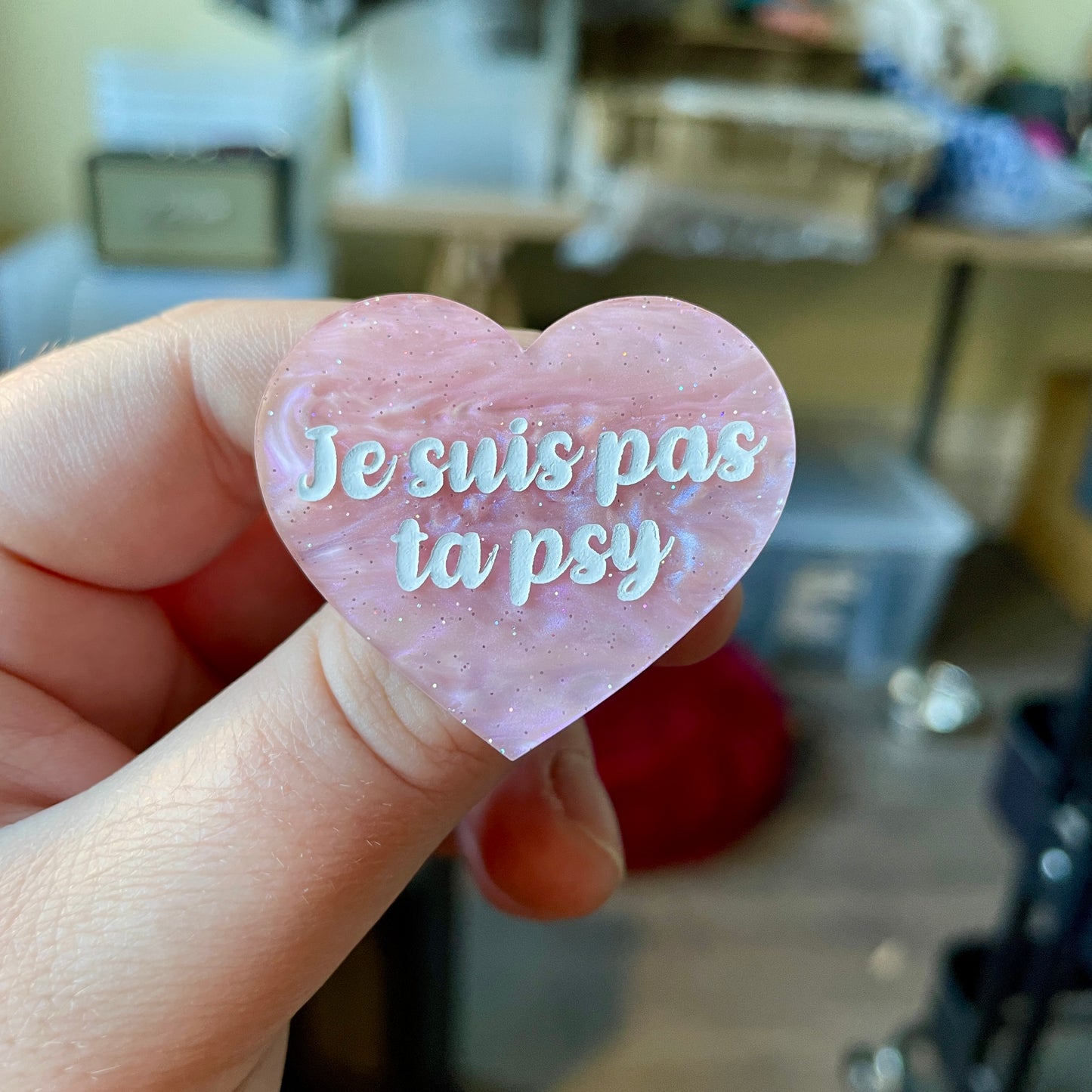 Broche "Je suis pas ta psy" en acrylique marbrée rose à paillettes