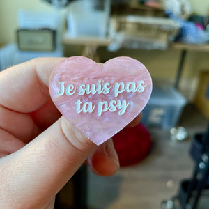 Broche "Je suis pas ta psy" en acrylique marbrée rose à paillettes