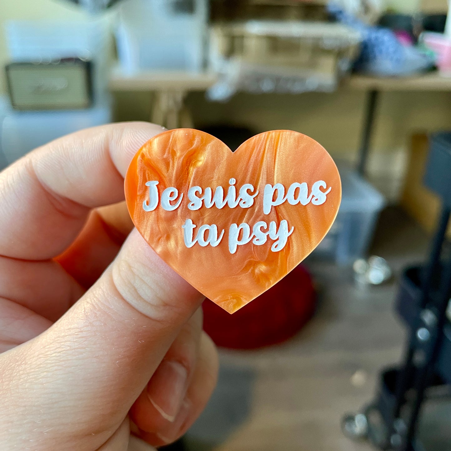 Broche "Je suis pas ta psy" en acrylique marbrée orange
