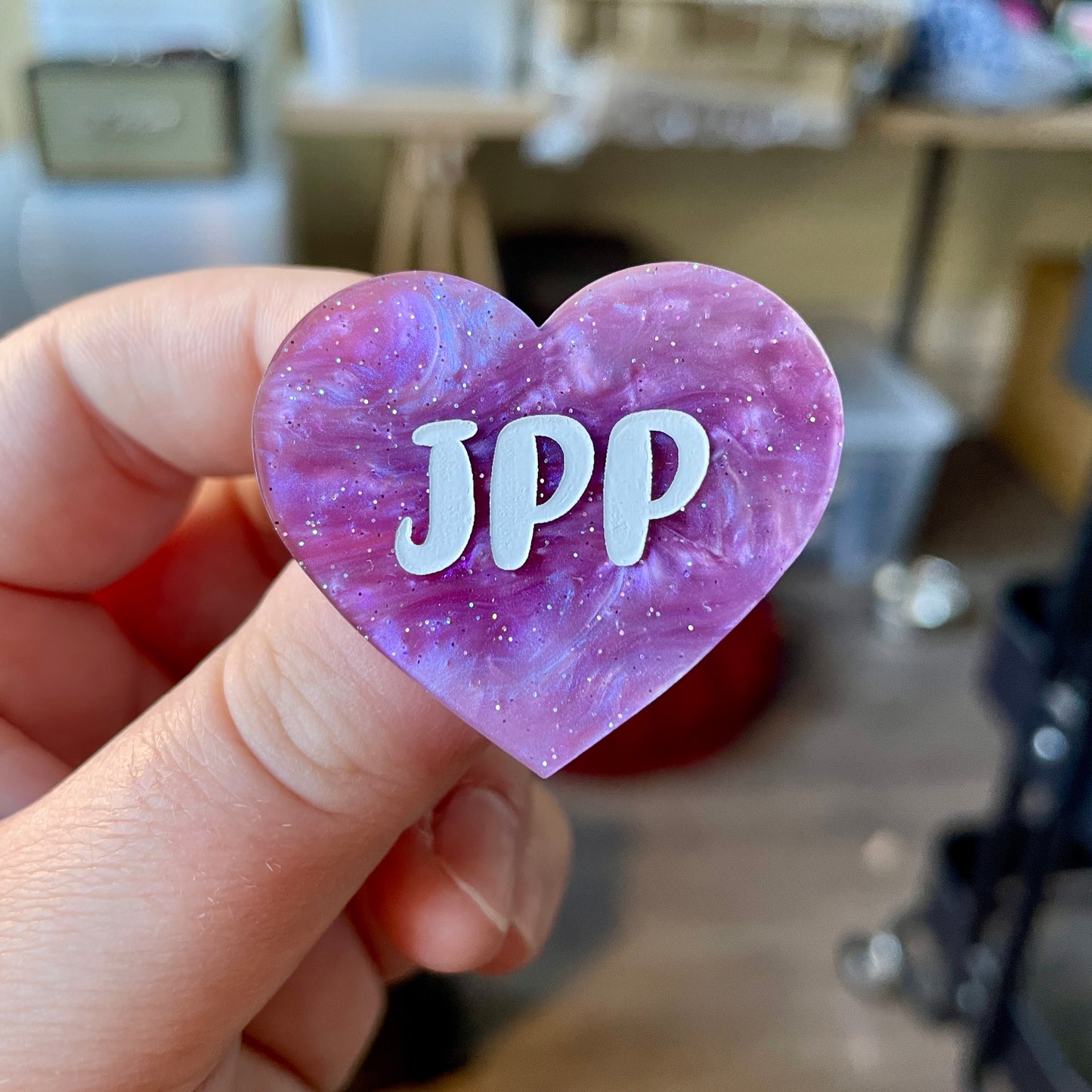 Broche "JPP" en acrylique marbrée violette à paillettes
