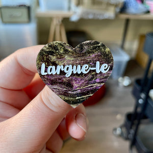 Broche "Largue-le" en acrylique marbrée noire, dorée et violette à paillettes