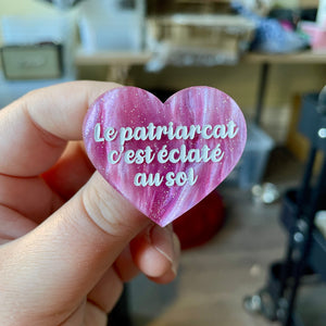 Broche "Le patriarcat c'est éclaté au sol" en acrylique marbrée rose et blanche