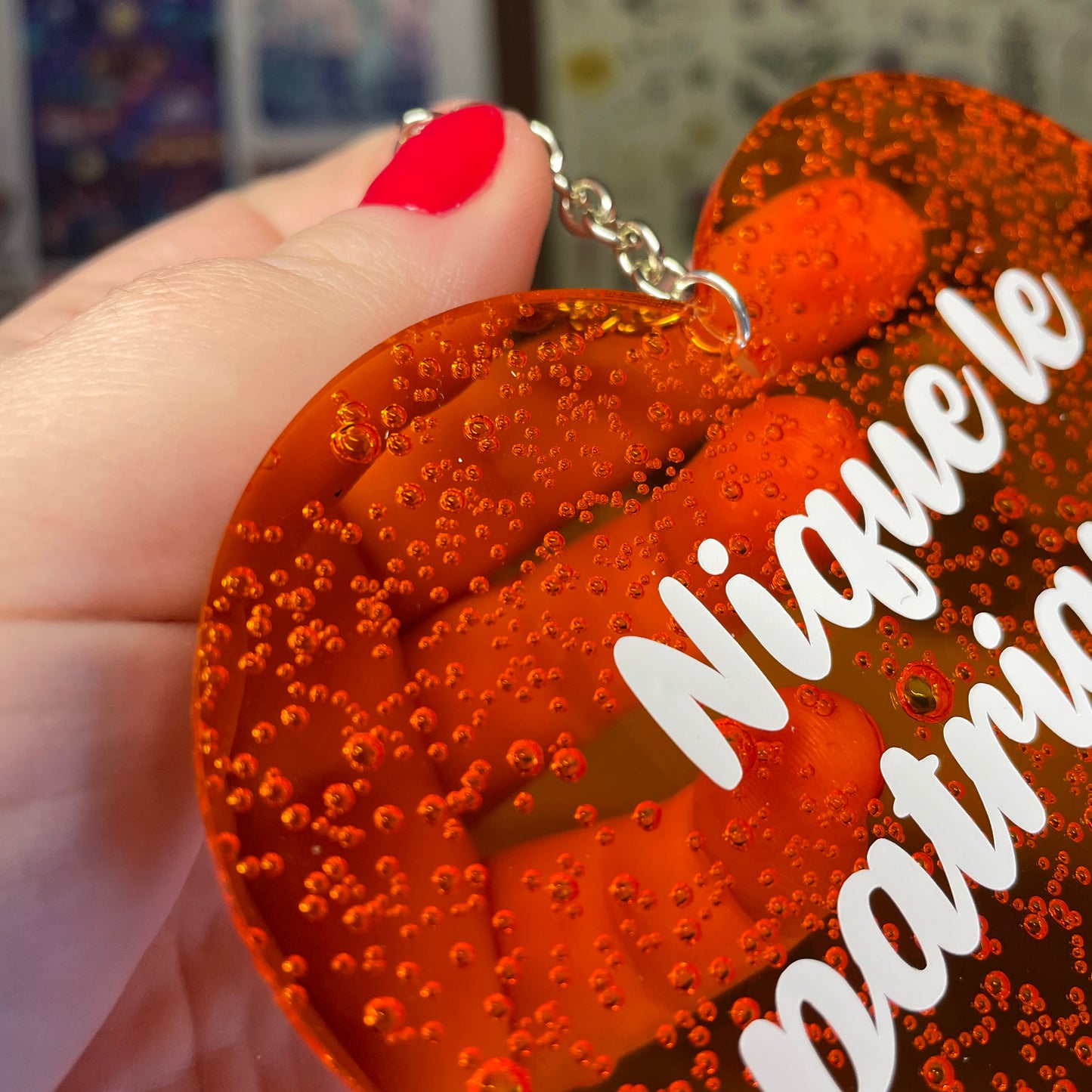 Mini murale "Nique le patriarcat" en acrylique japonaise transparente orange avec des bulles 🫧