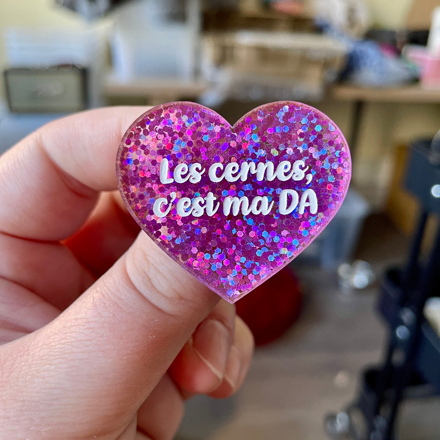 Broche "Les cernes c'est ma DA" en acrylique à paillettes violettes