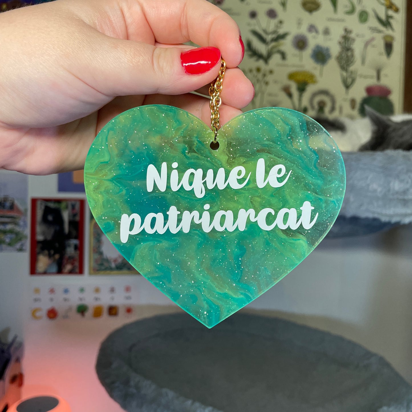 Mini murale "Nique le patriarcat" en acrylique japonaise semi transparente marbrée verte