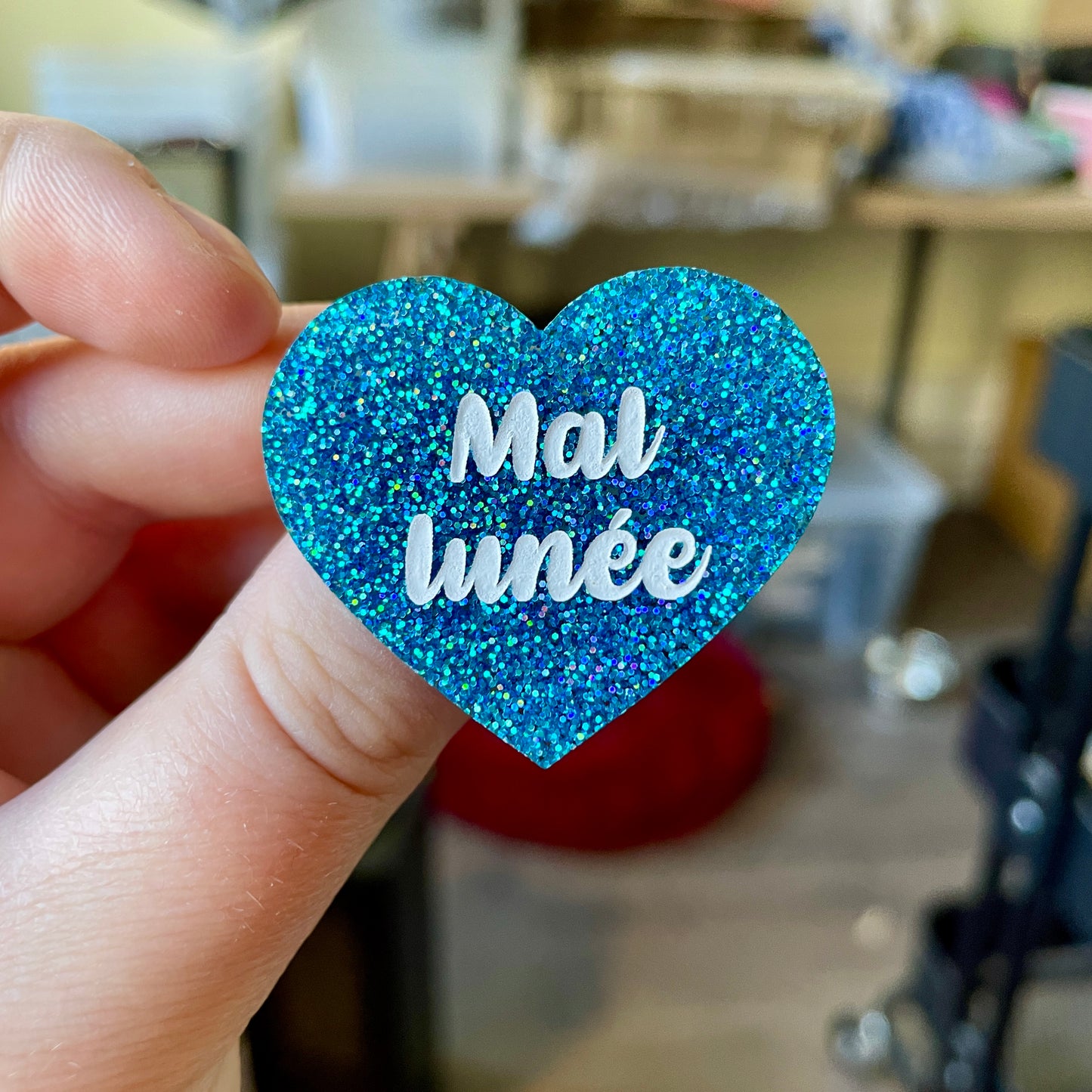 Broche "Mal lunée" en acrylique à paillettes bleues