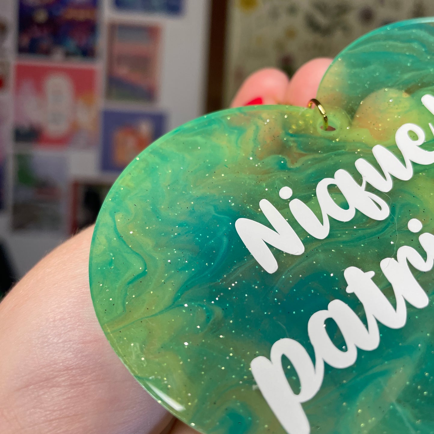Mini murale "Nique le patriarcat" en acrylique japonaise semi transparente marbrée verte
