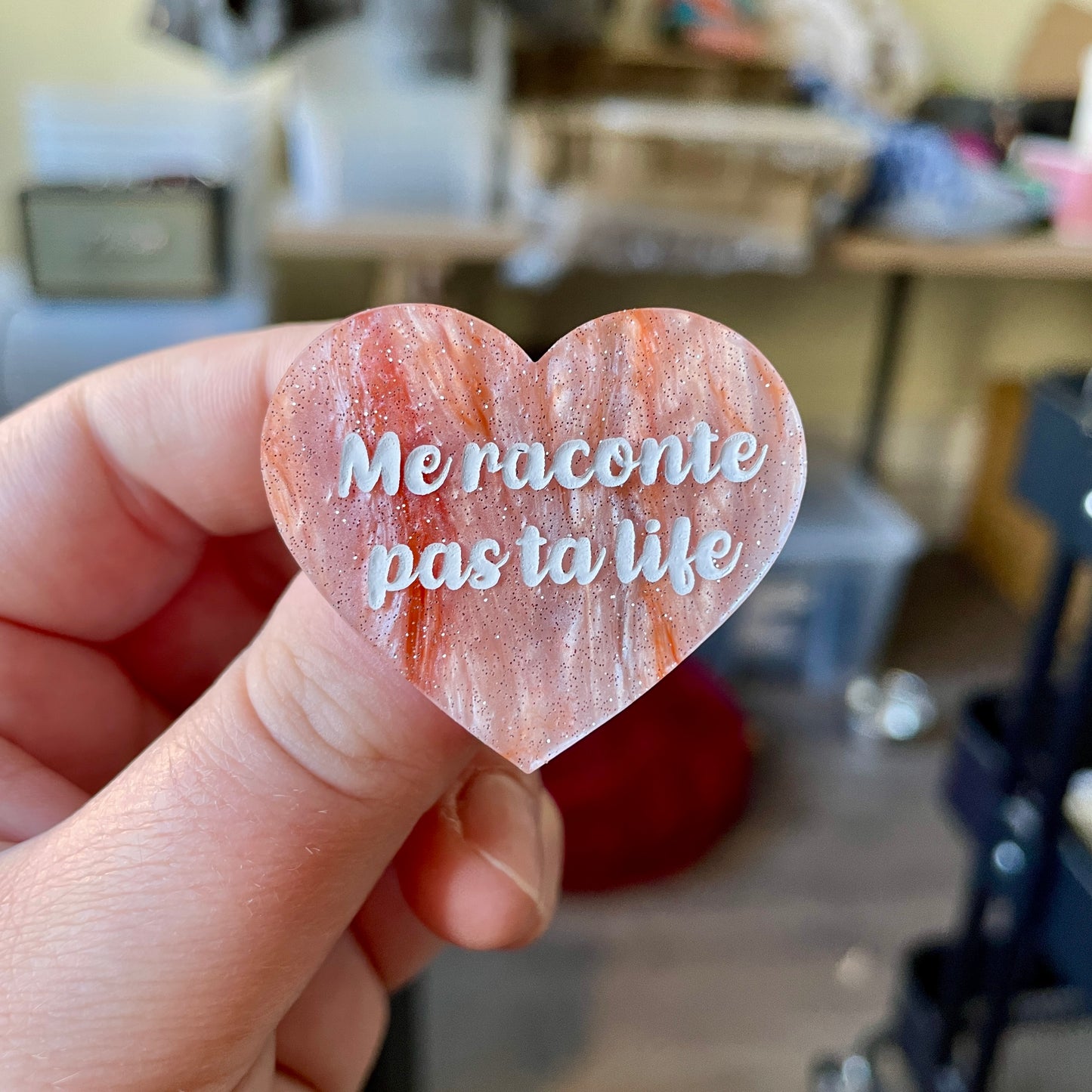 Broche "Me raconte pas ta life" en acrylique marbrée orange et blanche à paillettes
