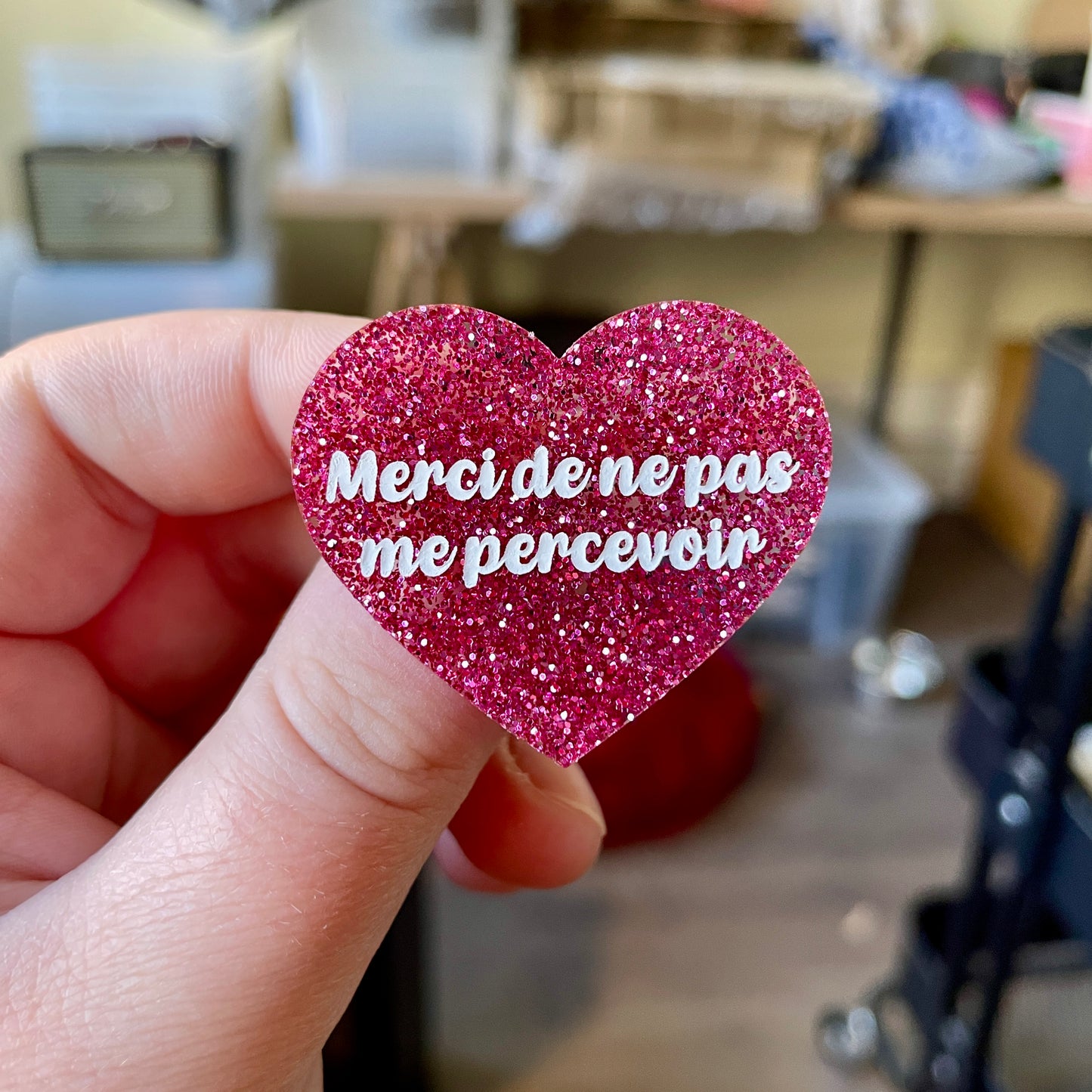Broche "Merci de ne pas me percevoir" en acrylique à paillettes magenta