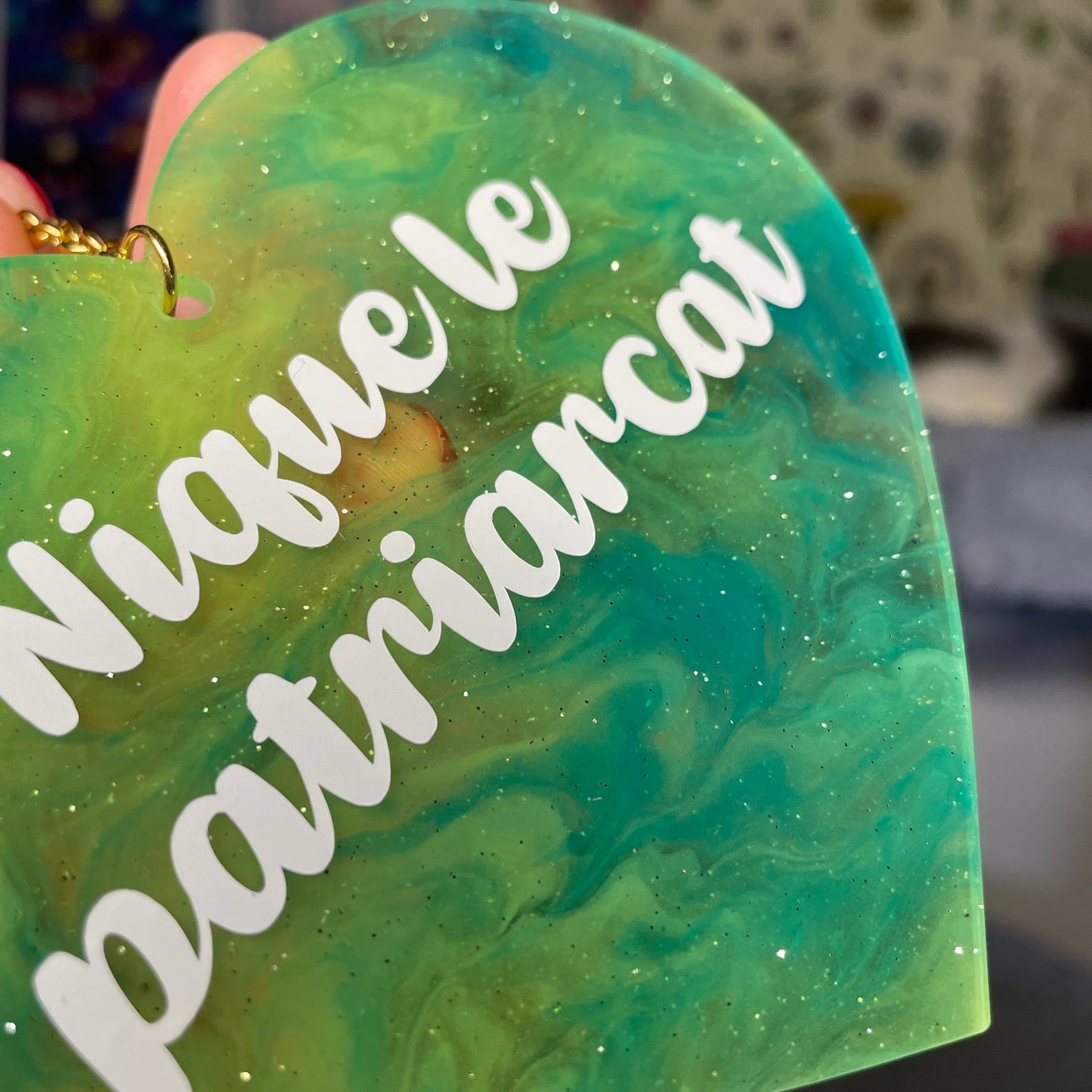 Mini murale "Nique le patriarcat" en acrylique japonaise semi transparente marbrée verte