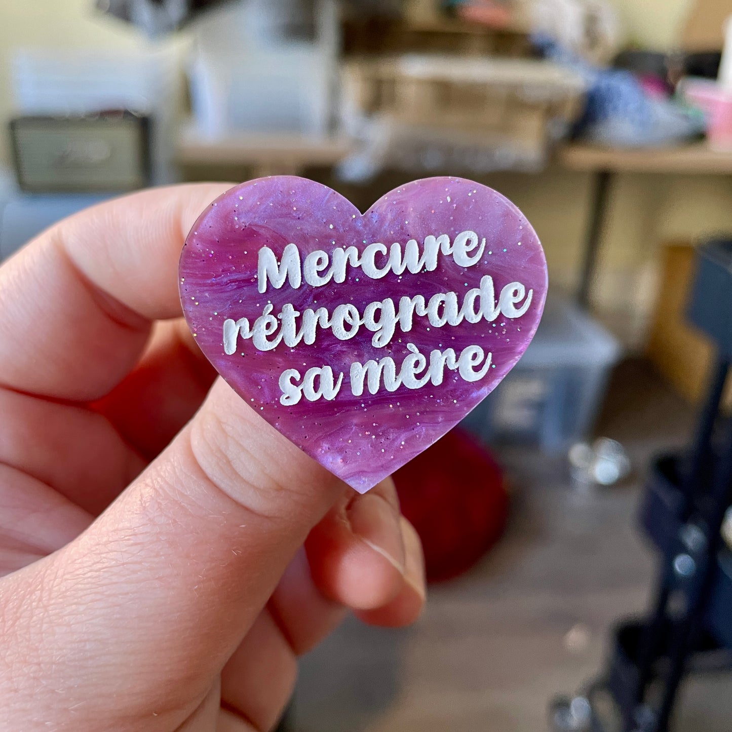 Broche "Mercure rétrograde sa mère" en acrylique marbrée violette à paillettes