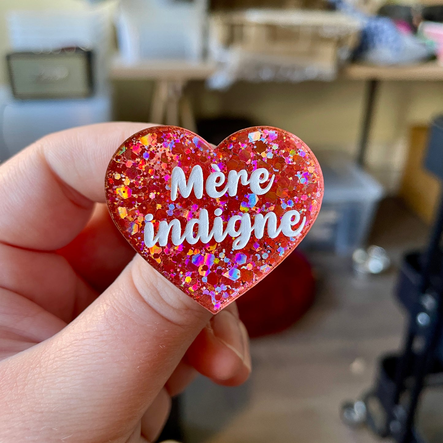 Broche "Mère indigne" en acrylique à paillettes corail