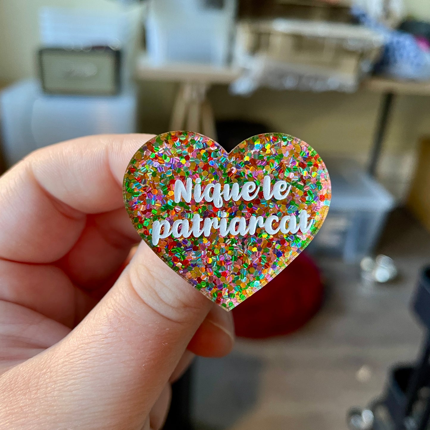 Broche "Nique le patriarcat" en acrylique avec des pois multicolores