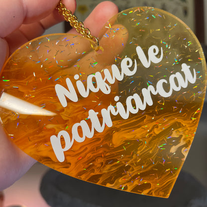 Mini murale "Nique le patriarcat" en acrylique japonaise semi transparente marbrée orange