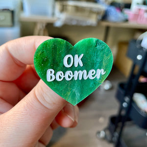 Broche "OK boomer" en acrylique marbrée verte et dorée