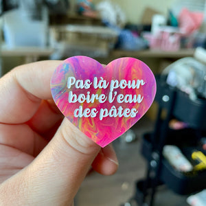 Broche "Pas là pour boire l'eau des pâtes" en acrylique semi-transparente marbrée multicolore
