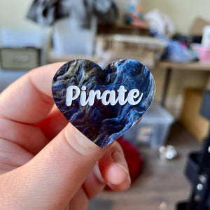 Broche "Pirate" en acrylique marbrée noire, bleue et dorée