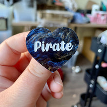 Charger l&#39;image dans la galerie, Broche &quot;Pirate&quot; en acrylique marbrée noire, bleue et dorée