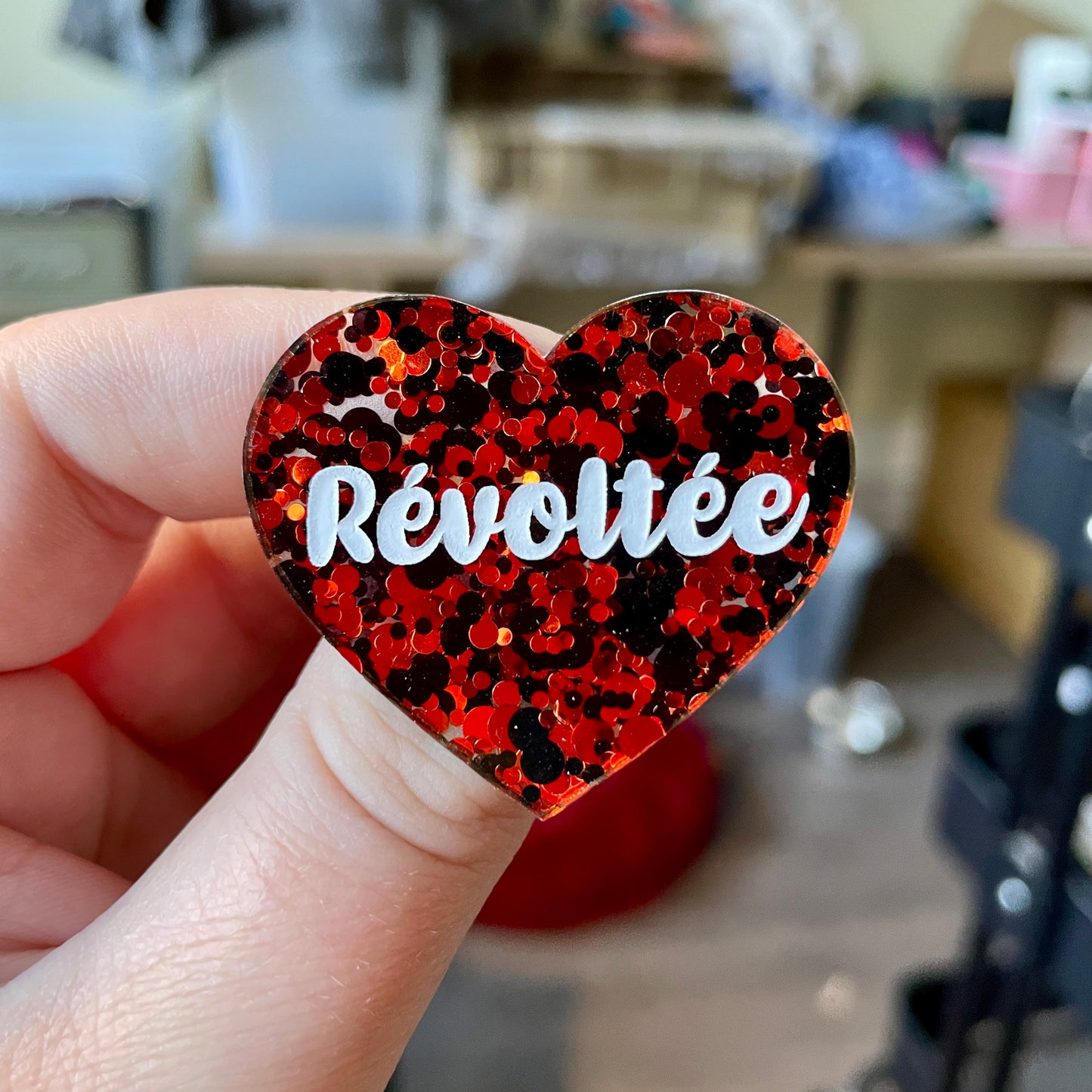 Broche "Révoltée" en acrylique semi-transparente à pois rouges et noires