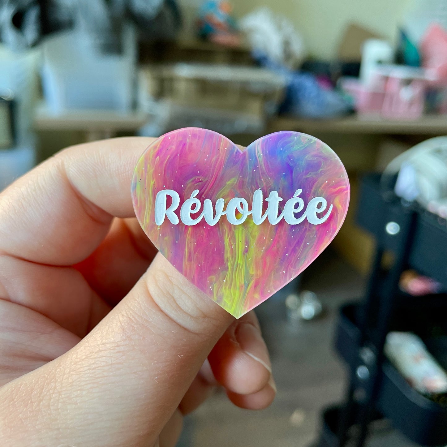 Broche "Révoltée" en acrylique semi-transparente marbrée multicolore
