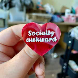 Broche "Socially awkward" en acrylique marbrée rouge, blanche et dorée