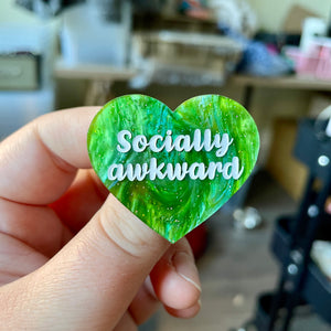 Broche "Socially awkward" en acrylique marbrée verte à paillettes