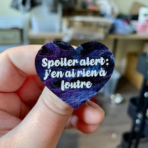 Broche "Spoiler : j'en ai rien à foutre" en acrylique marbrée noire, bleue et violette à paillettes