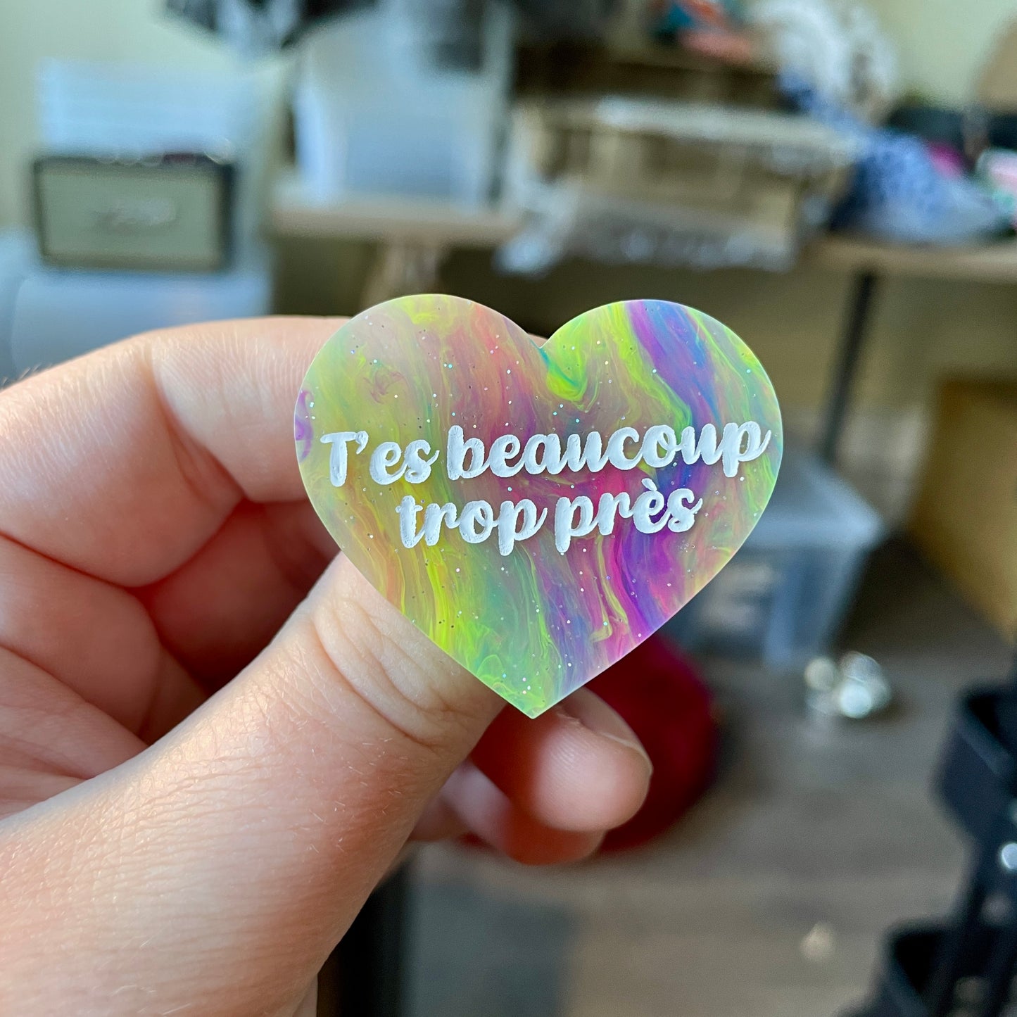 Broche "T'es beaucoup trop près" en acrylique semi-transparente marbrée multicolore