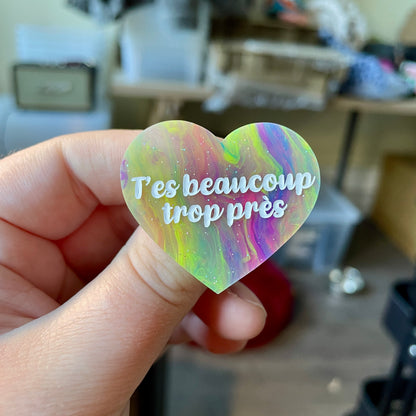 Broche "T'es beaucoup trop près" en acrylique semi-transparente marbrée multicolore