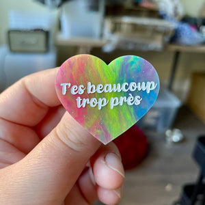 Broche "T'es beaucoup trop près" en acrylique semi-transparente marbrée multicolore