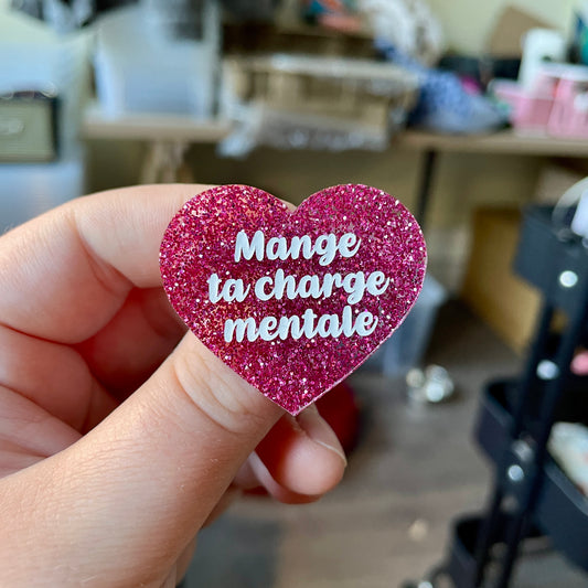 Broche "Mange ta charge mentale" en acrylique à paillettes magenta