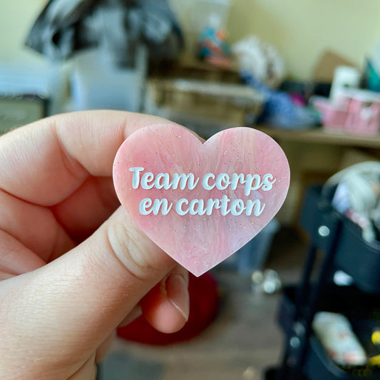 Broche "Team corps en carton" en acrylique marbrée corail, jaune et blanche à paillettes