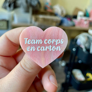 Broche "Team corps en carton" en acrylique marbrée corail, jaune et blanche à paillettes