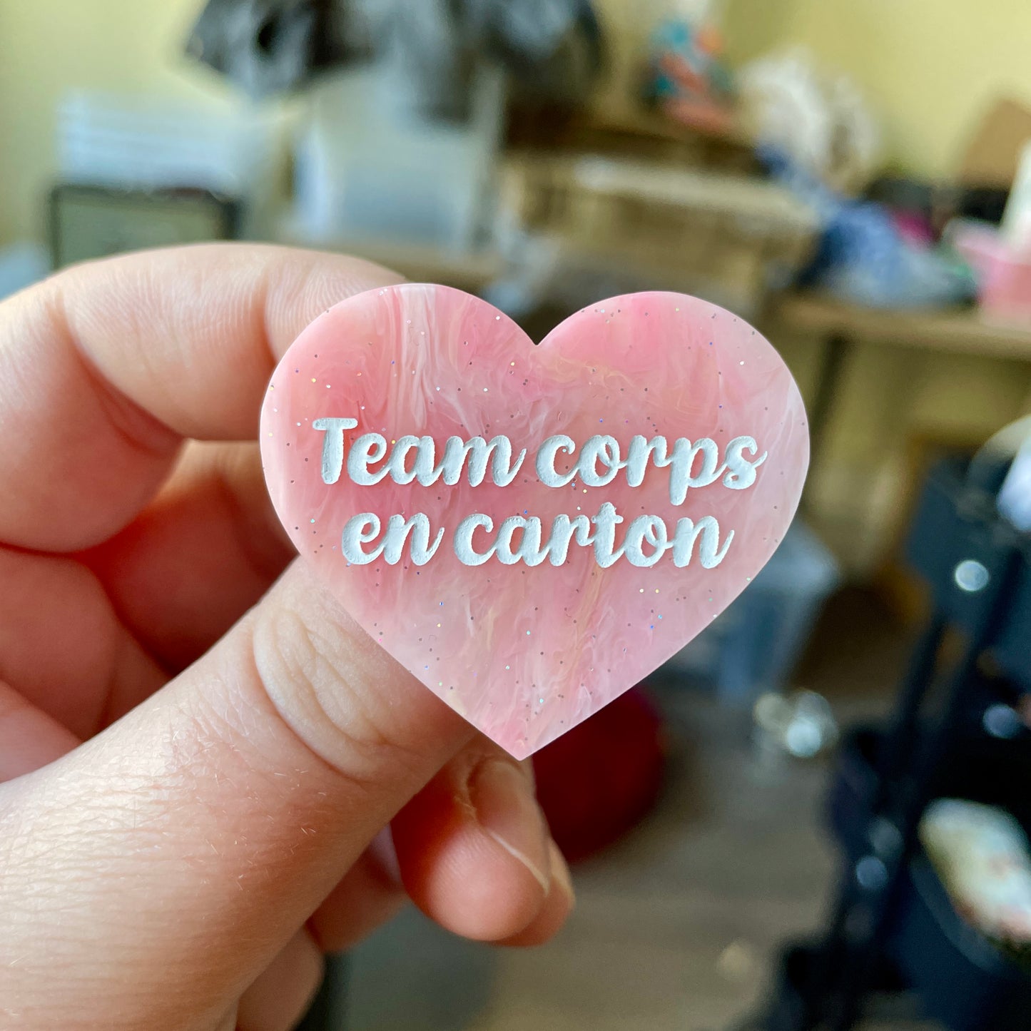 Broche "Team corps en carton" en acrylique marbrée corail, jaune et blanche à paillettes