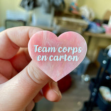 Charger l&#39;image dans la galerie, Broche &quot;Team corps en carton&quot; en acrylique marbrée corail, jaune et blanche à paillettes