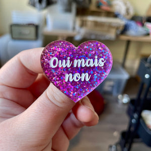 Broche "Oui mais non" en acrylique à paillettes violettes