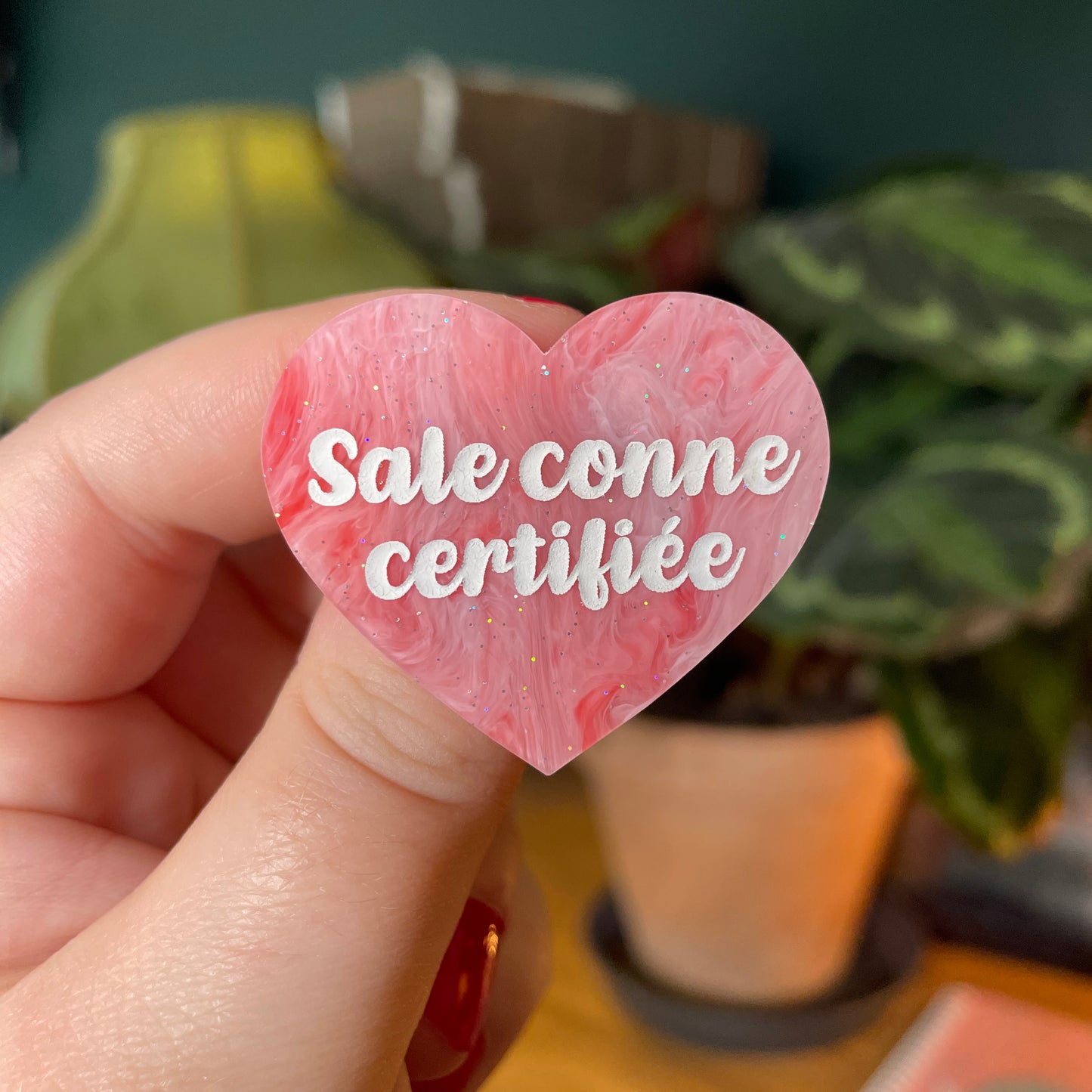 Broche "Sale conne certifiée" en acrylique marbrée rouge et rose à paillettes