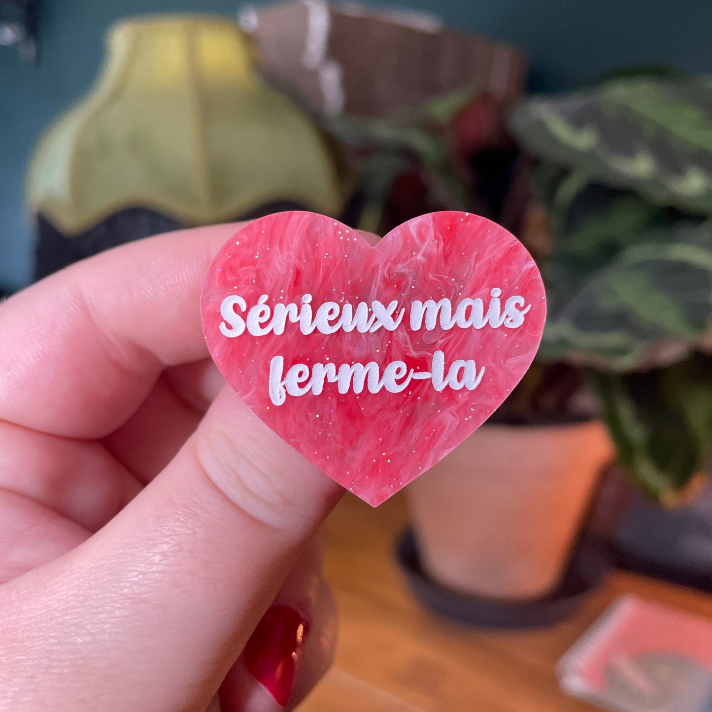 Broche "Sérieux mais ferme-la" en acrylique marbrée rouge et rose à paillettes
