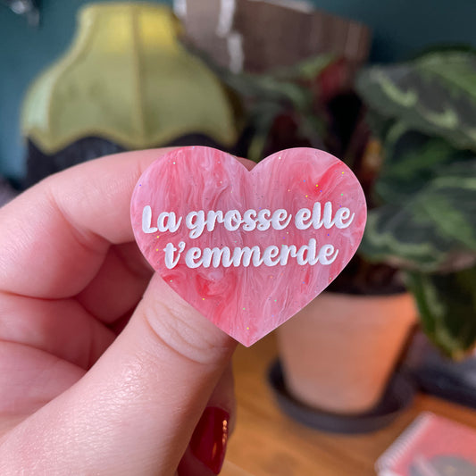 Broche "La grosse elle t'emmerde" en acrylique marbrée rouge et rose à paillettes